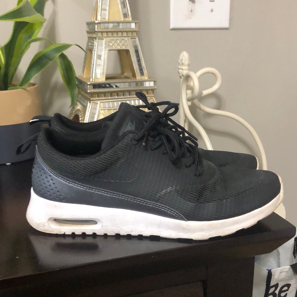 Women’s Nike tennis shoes